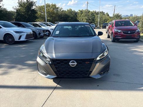 Used 2025 Nissan Altima 2.5 SR FWD image 2