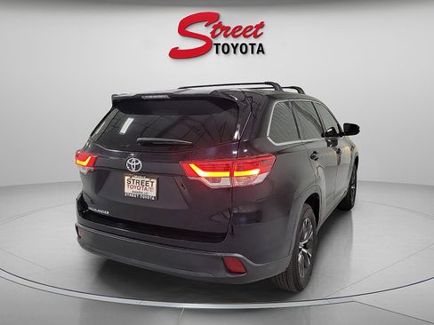 Certified 2019 Toyota Highlander LE image 4
