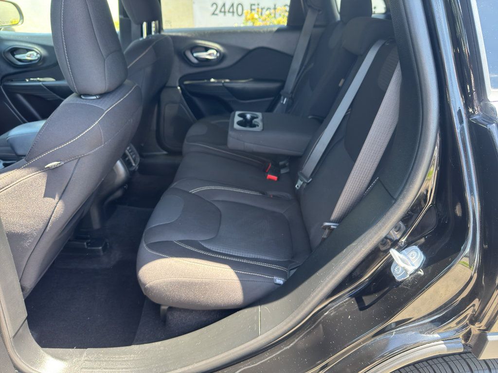 Used 2017 Jeep Cherokee Latitude FWD image 15