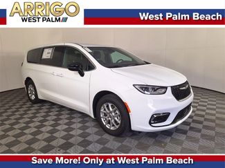 New 2025 Chrysler Pacifica Select image 1