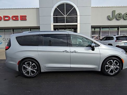 New 2026 Chrysler Pacifica Pinnacle image 9