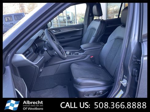 New 2026 Jeep Grand Cherokee Altitude image 10