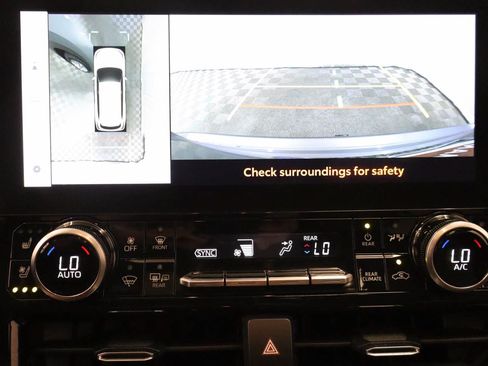 Used 2023 Toyota Highlander Limited FWD image 12