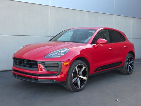 Certified 2024 Porsche Macan AWD image 1