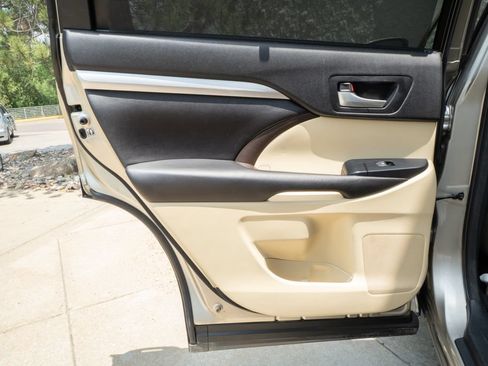 Used 2016 Toyota Highlander XLE AWD/4WD image 15