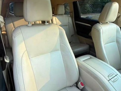 Used 2018 Toyota Highlander XLE AWD/4WD image 15