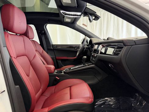 Used 2025 Porsche Macan image 16