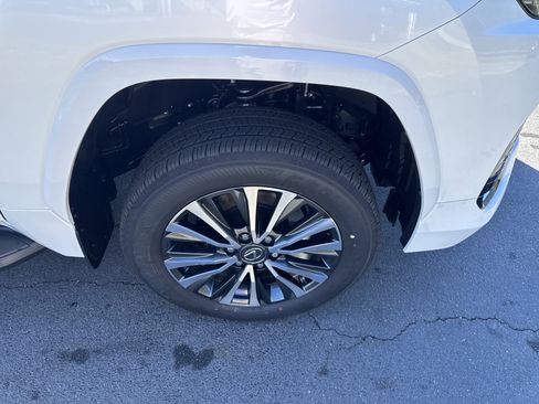 Used 2025 Lexus LX 600 4WD w/ Premium Package image 10