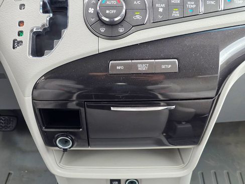 Used 2014 Toyota Sienna LE AWD/4WD image 33