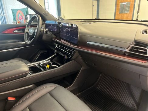 Used 2024 Chevrolet Traverse Z71 w/ Enhanced Driving Package AWD/4WD image 41