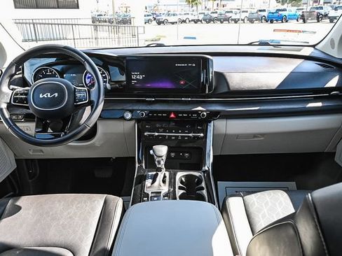 Used 2023 Kia Carnival EX image 13
