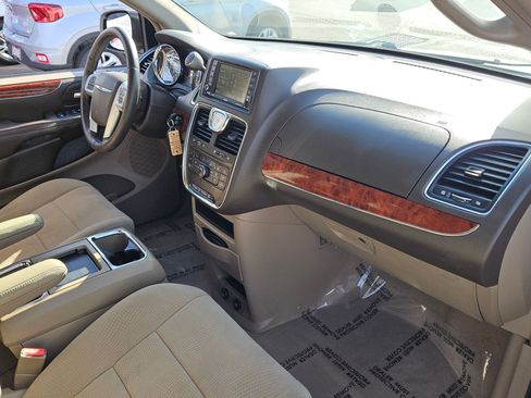 Used 2013 Chrysler Town & Country Touring image 21