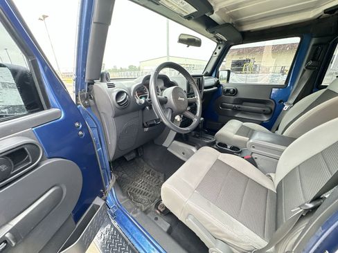 Used 2010 Jeep Wrangler Unlimited Rubicon w/ Dual Top Group AWD/4WD image 10