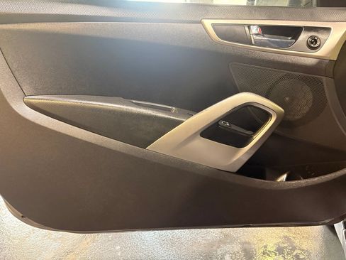 Used 2017 Hyundai Veloster FWD image 10