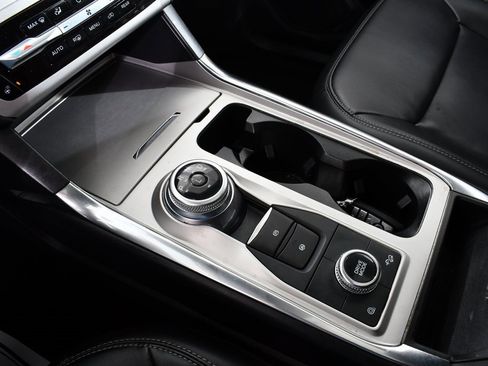 Used 2022 Ford Explorer XLT w/ Equipment Group 202A image 31