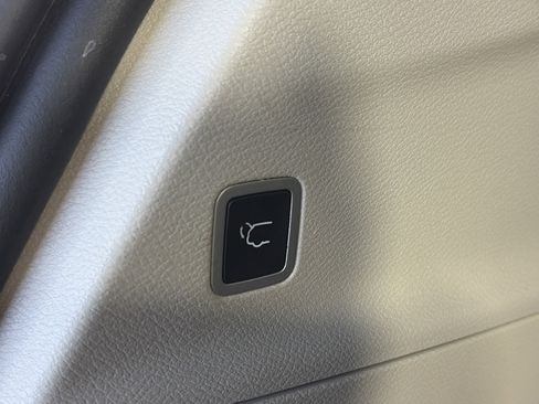 Used 2019 Chrysler Pacifica Limited w/ Advanced Safetytec Group FWD image 17