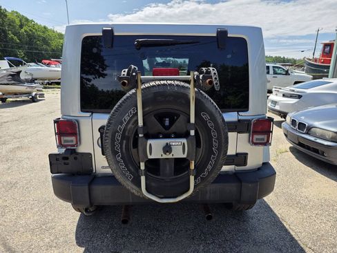 Used 2012 Jeep Wrangler Sahara AWD/4WD image 10
