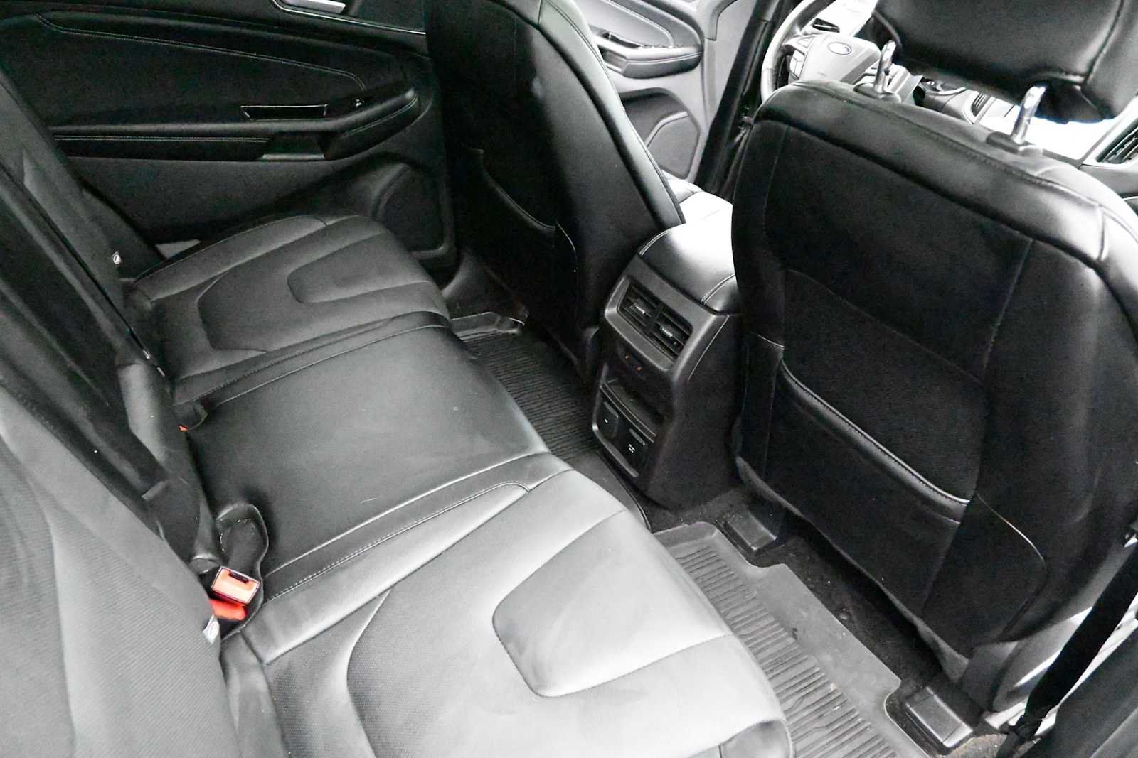Used 2018 Ford Edge Titanium w/ Equipment Group 301A AWD/4WD image 28