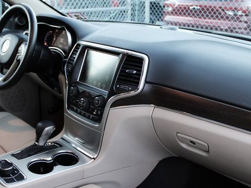 Used 2017 Jeep Grand Cherokee Limited w/ Luxury Group II image 28