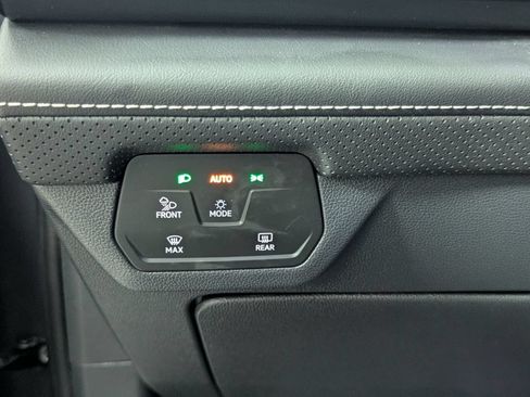 Used 2024 Volkswagen Atlas SE FWD image 15