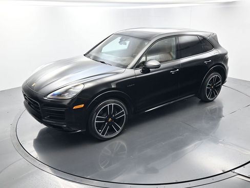 Certified 2022 Porsche Cayenne Turbo S AWD/4WD image 35