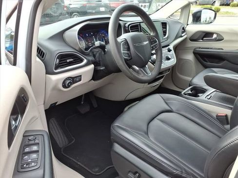 Used 2024 Chrysler Pacifica Touring-L FWD image 15