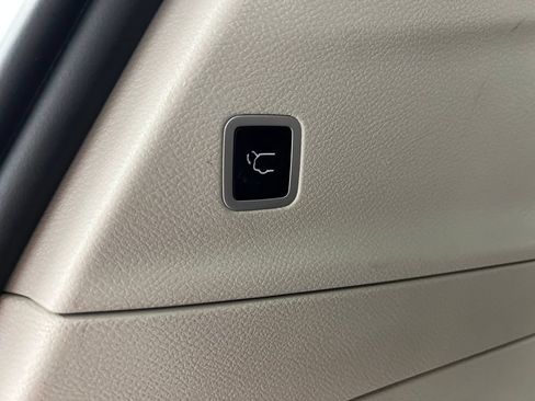 Used 2024 Chrysler Pacifica Touring-L FWD image 50