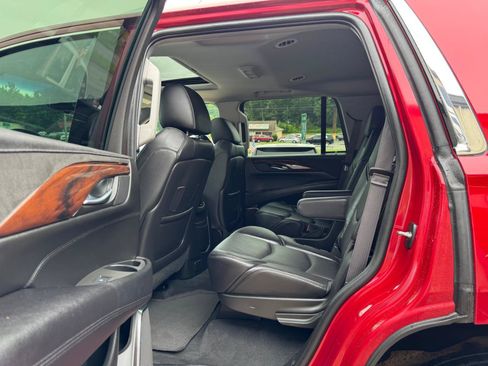 Used 2015 Cadillac Escalade Luxury AWD/4WD image 12