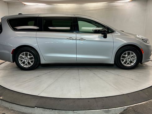 Used 2024 Chrysler Pacifica Touring-L FWD image 6