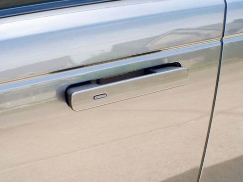 Used 2019 Land Rover Range Rover Velar S image 12