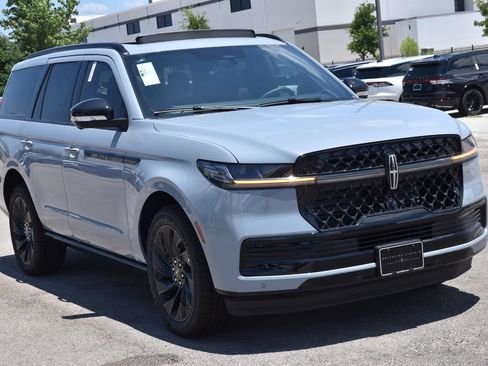 New 2026 Lincoln Navigator Reserve w/ Jet Appearance Package AWD/4WD image 3