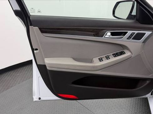 Used 2018 Genesis G80 3.8 RWD image 13