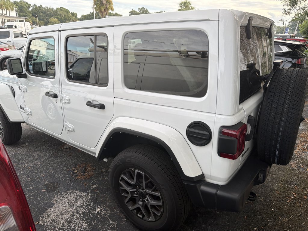 Used 2025 Jeep Wrangler Unlimited Sahara AWD/4WD image 6