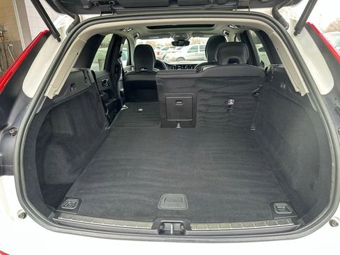 Used 2022 Volvo XC60 B5 Momentum image 34