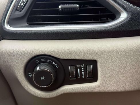 Used 2023 Chrysler Pacifica Limited FWD image 21