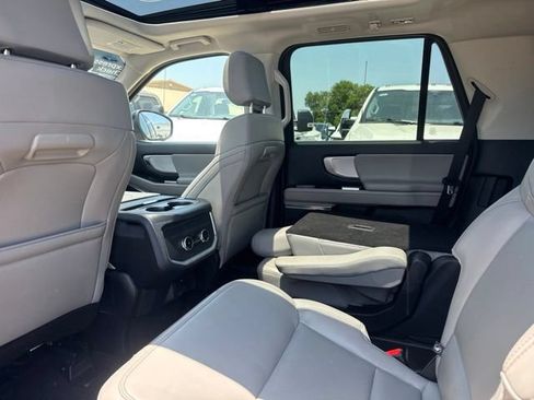 Used 2025 Ford Expedition Active AWD/4WD image 17