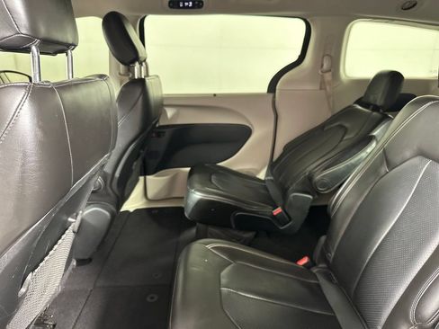 Used 2020 Chrysler Voyager Lxi FWD image 24