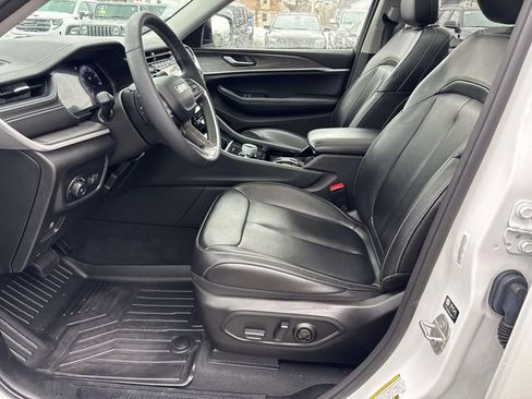 Used 2023 Jeep Grand Cherokee Limited w/ Black Appearance Package image 9