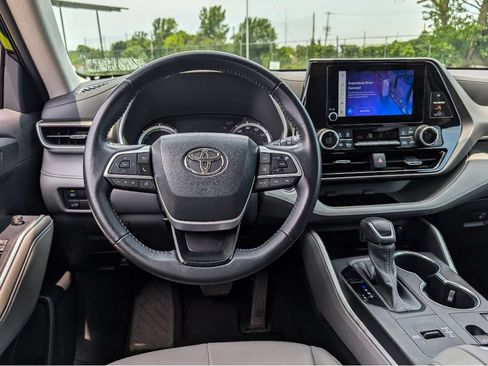 Used 2023 Toyota Highlander XLE AWD/4WD image 31