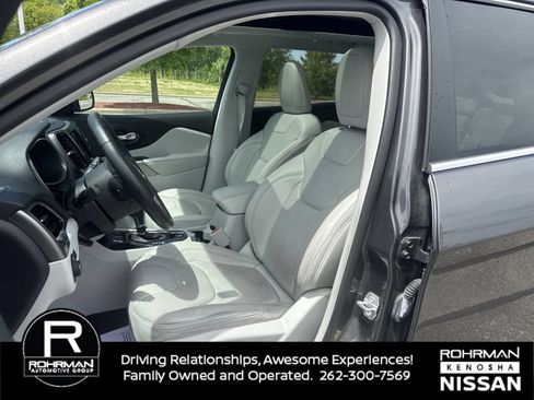 Used 2019 Jeep Cherokee Limited w/ Luxury Group FWD image 12