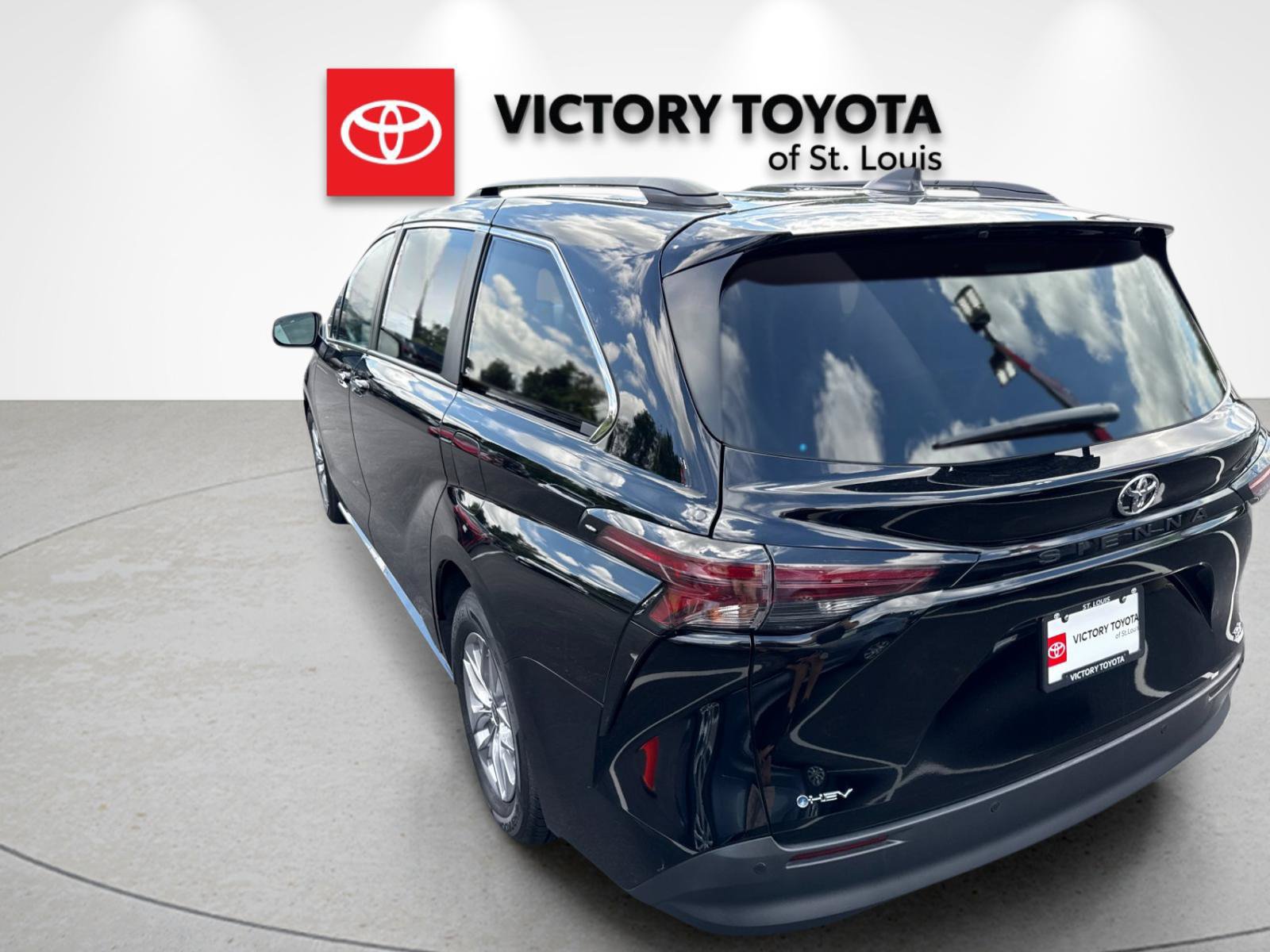Used 2026 Toyota Sienna XLE FWD image 5