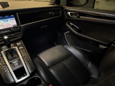 Used 2020 Porsche Macan AWD/4WD image 30