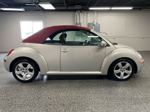 Used 2009 Volkswagen Beetle Blush FWD image 4