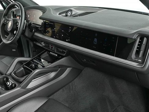 Certified 2025 Porsche Cayenne image 25