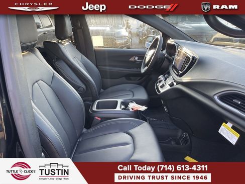 New 2026 Chrysler Pacifica Select FWD image 16