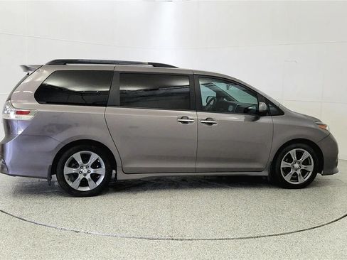 Used 2017 Toyota Sienna SE w/ SE Preferred Package FWD image 8