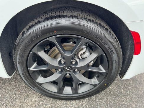 Used 2025 Chrysler Pacifica Limited image 7