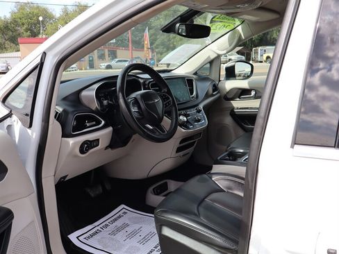 Used 2023 Chrysler Pacifica Touring-L FWD image 3