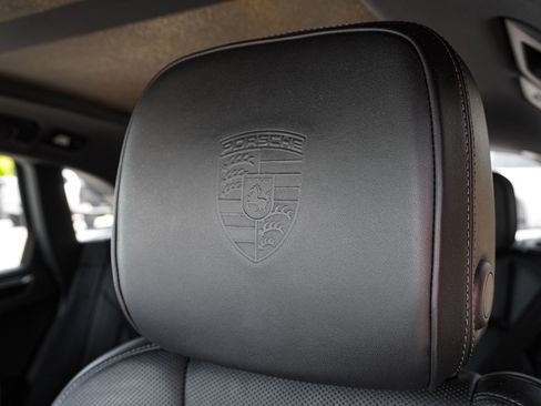 Used 2025 Porsche Macan AWD/4WD image 17