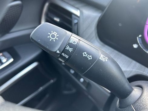 Used 2025 Kia Telluride EX w/ EX Captain's Chair Package image 31